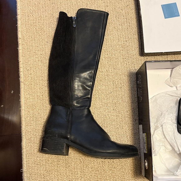 Black Knee-High Leather Boots - Picture 2 of 3